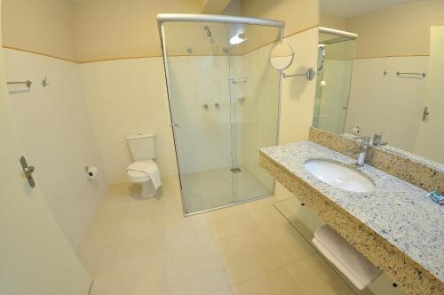 新彼得罗波利斯罗腾堡酒店的带淋浴、盥洗盆和卫生间的浴室