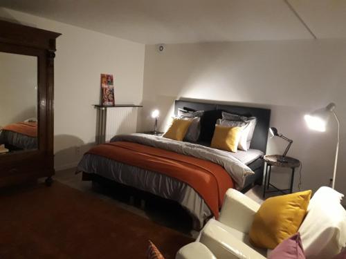 比尔曾Vakantiewoning BC Bed en Comfort的一间卧室配有一张带黄色枕头的床和一张沙发。