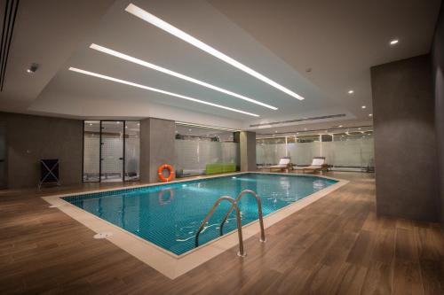 利雅德行政酒店 - 奥拉亚的大型客房的游泳池
