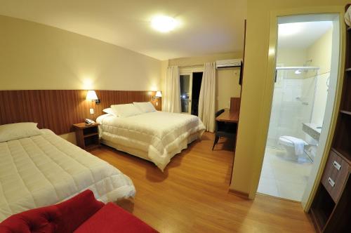 新彼得罗波利斯罗腾堡酒店的酒店客房带两张床和一间浴室