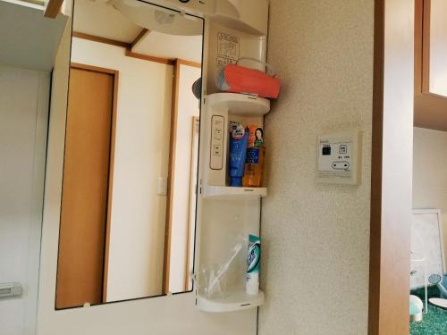 神户Takaraboshi room 101 Sannomiya10min的挂在墙上的镜子