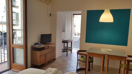 AL LARGO Casa Vacanze Holiday Apt Pozzuoli Centro Porto的电视和/或娱乐中心