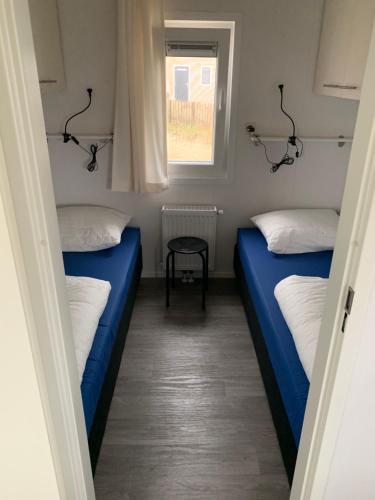 BeekChalet Helmgras的小型客房 - 带2张床和窗户