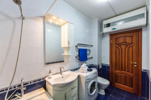 Комфортная двухкомнатная квартира возле метро Академгородок的一间浴室