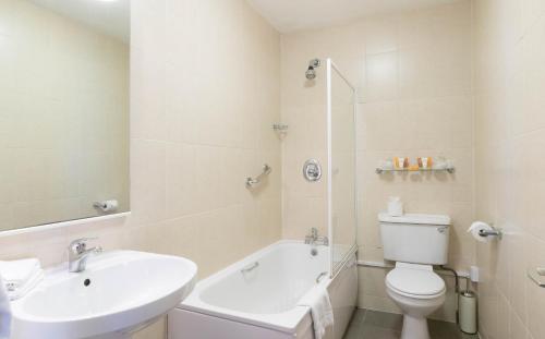 都柏林艾利尔酒店的白色的浴室设有水槽和卫生间。