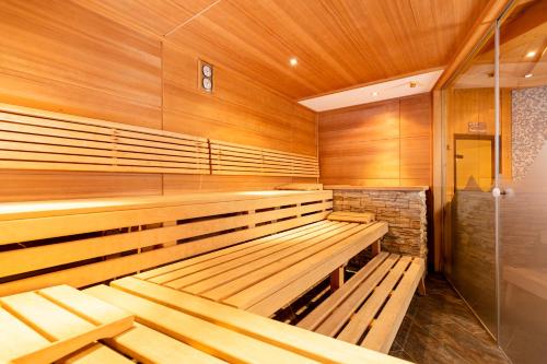 图克斯辛特图塞尔霍夫儿童与冰川酒店的空的桑拿浴室设有木墙和木凳