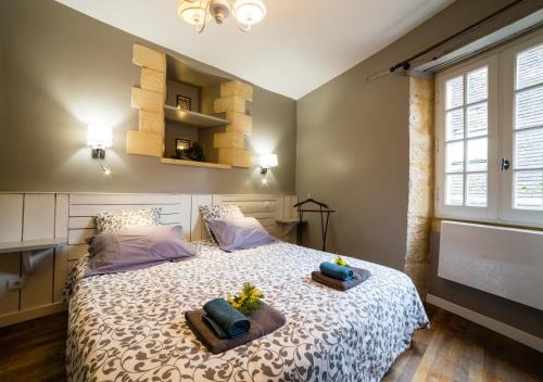 萨尔拉拉卡内达La Ritournelle的一间卧室配有一张带两个枕头的床