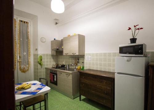 罗马Dream Destination Rome的厨房配有白色冰箱和桌子