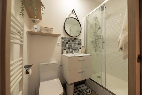 鲁昂Le Nid Douillet : Superbe Appartement + Jardin privatif的浴室配有卫生间、盥洗盆和淋浴。