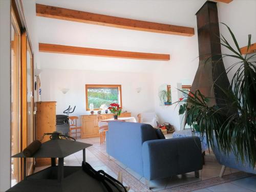 科利尤尔Les hauteurs de Collioure的客厅配有蓝色的沙发和桌子