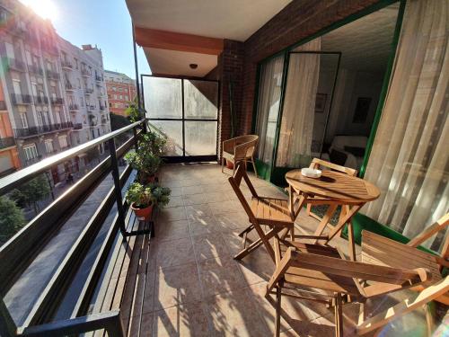瓦伦西亚Apartamento Ruzafa的阳台配有桌椅。