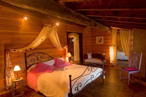 普拉德莫洛拉普雷斯特卡萨尔酒店的小木屋内一间卧室,配有一张床