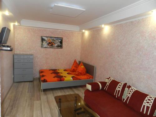 1-room Studio Apartment on Matrosova Street 19, by GrandHome的休息区