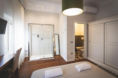 切奇纳Piazza Duomo Deluxe的白色的客房设有床和浴室。