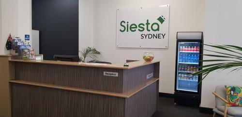 悉尼悉尼小憩酒店的办公室,设有前台和汽水机
