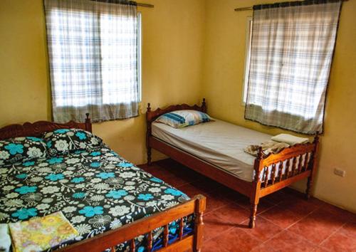 莫约加尔帕Hostal Nathaly的一间卧室设有两张床和两个窗户。