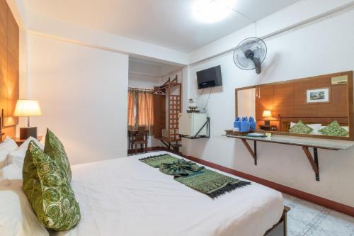 Rendezvous Oldtown Chiangmai SHA Extra Plus客房内的一张或多张床位
