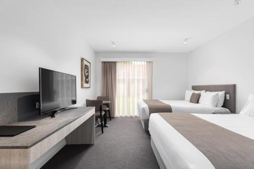 芒特甘比尔The Henty的酒店客房设有两张床和一台平面电视。