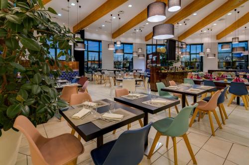 Holiday Inn Bologna - Fiera, an IHG Hotel餐厅或其他用餐的地方