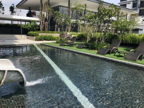 吉隆坡Serini Melawati的一座水景游泳池