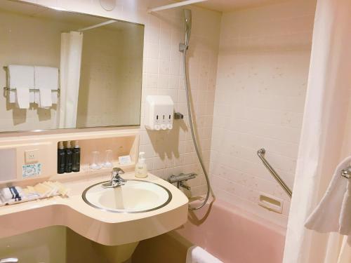 高知新阪急高知皇冠饭店 的一间带水槽和淋浴的浴室