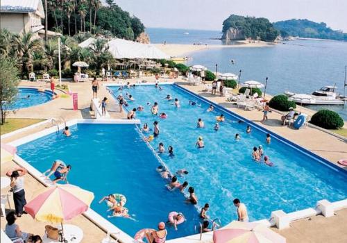 土庄町小豆岛国际酒店的一群人在度假村的游泳池里