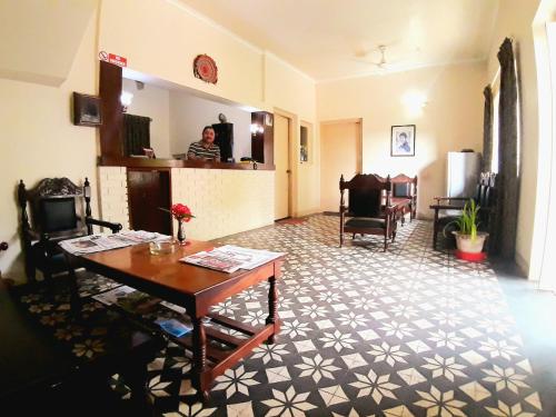 尼泊尔根杰Hotel Megha-Traveller's Village的客厅配有桌椅