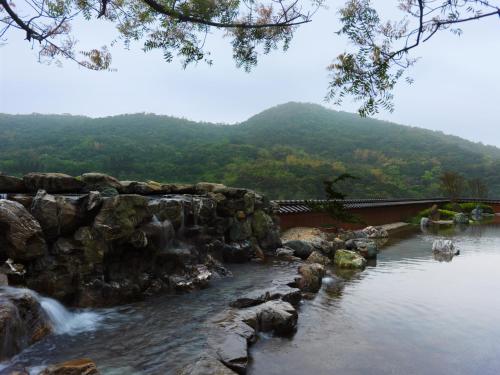 台北有诚商旅的一条有桥和山底的河流