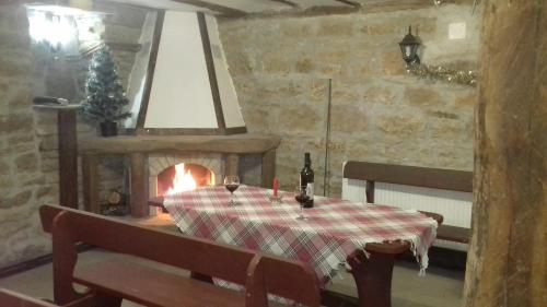 特里亚夫纳Старата къща - Трявна的一间带桌子和壁炉的用餐室