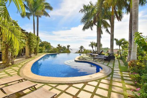长滩岛索菲亚酒店的一个带椅子的游泳池,棕榈树