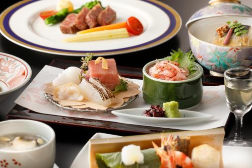 箱根强罗环翠楼的餐桌,盘子上放着食物和碗