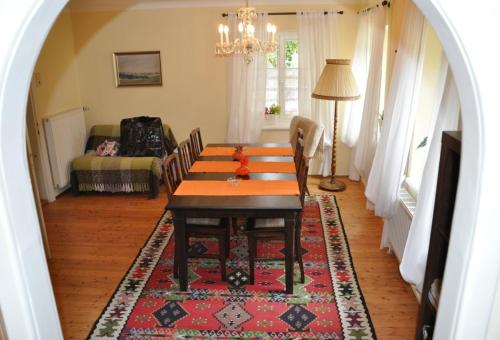珀劳Das Pernerhaus的一间带桌子和地毯的用餐室