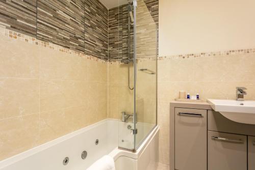 艾尔The Lucas - Donnini Apartments的带淋浴和盥洗盆的浴室