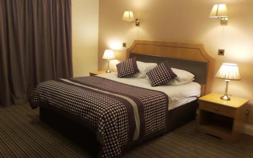 雷丁帕克赛德国际酒店的酒店客房 - 带一张大床和两个枕头