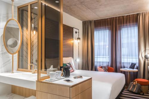 卢森堡旧桥酒店的酒店客房设有床、水槽和镜子