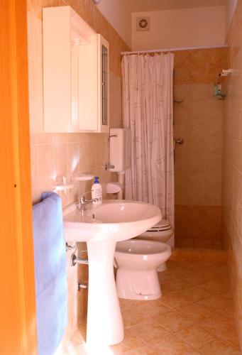 SoletoIl campanile的浴室配有白色水槽和卫生间。