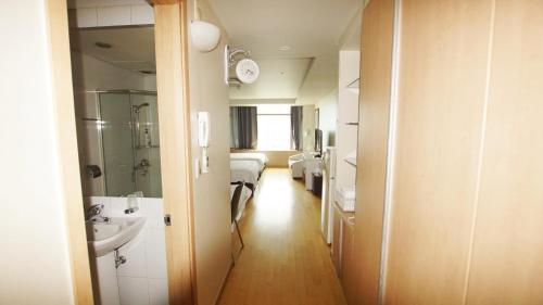 仁川市仁川机场勾勾之家的一间带水槽、淋浴和卫生间的浴室