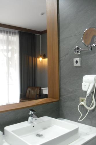 展玉Sturgis Boutique Hotel Cipanas的一间带水槽和镜子的浴室