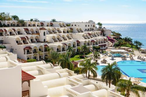 沙姆沙伊赫Movenpick Resort Sharm El Sheikh的享有酒店和海洋的空中景致