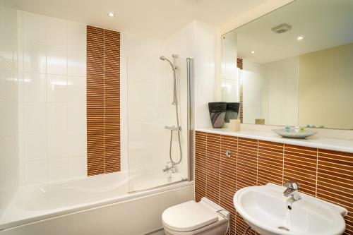 斯旺西Coastal City Rooms - Waterfront的浴室配有卫生间、盥洗盆和淋浴。