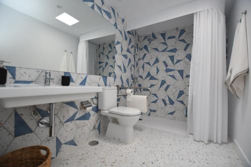 绍萨尔Alojamiento vacacional Linaje del Pago的浴室配有白色卫生间和盥洗盆。