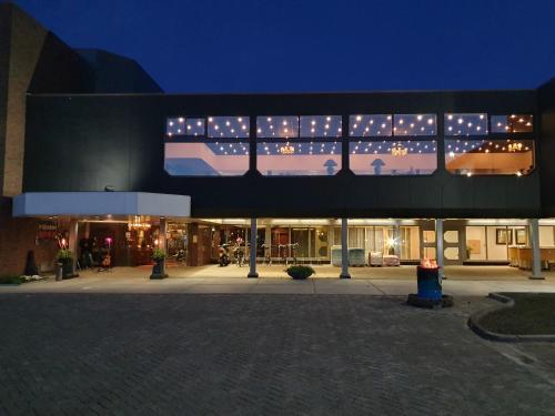 海伦芬HOTEL2Heerenveen的一座在晚上有灯的大建筑