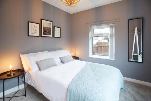 滨海索尔特本Host & Stay - Willow View的卧室配有白色的床和窗户。