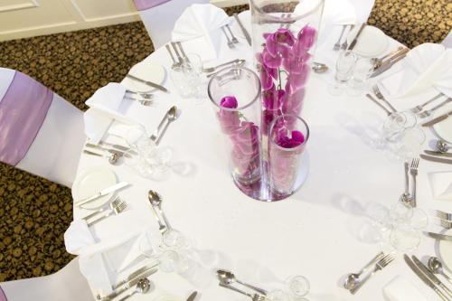 圣比斯沁蓝之海酒店的花瓶里白色的花桌