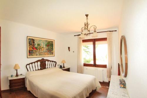 卡隆赫Club Villamar - Anabel的卧室配有白色的床和窗户。