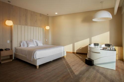 拉利伯塔德Acantilados的卧室配有白色的床和水槽