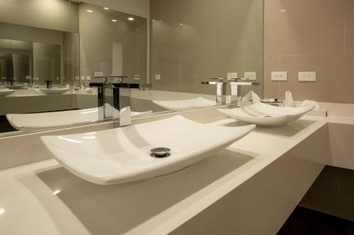 拉利伯塔德Acantilados的一间带水槽和大镜子的浴室