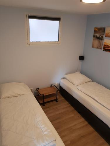 朱丽安娜多普Vakantiewoning Koegras的一间卧室设有两张床和窗户。