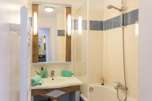 克罗宗Résidence Pierre & Vacances Cap-Morgat的一间带水槽和淋浴的浴室