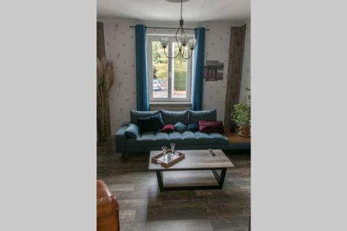 Riedisheimauberge du tempo的客厅配有蓝色的沙发和茶几
